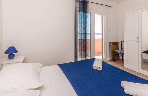 Nevidane Apartment | Modern vacation apartment directly by the sea.