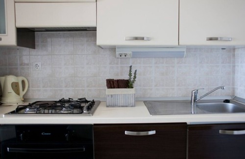 Pisak Apartment | Modern vacation apartment with pool and sea view