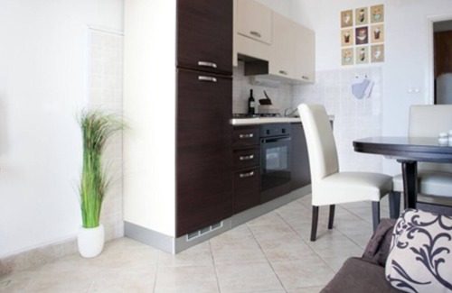 Pisak Apartment | Modern vacation apartment with pool and sea view