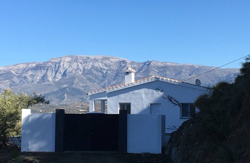 Sayalonga House | Modern vacation home with fantastic views of the mountains and sea