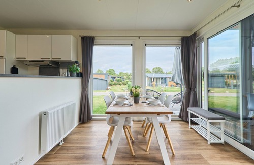 Suesel House | Modern vacation home Sunshine am See in Seeparx Süsel with terrace and WLAN