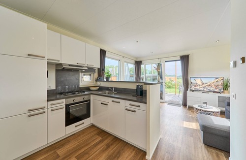Suesel House | Modern vacation home Sunshine am See in Seeparx Süsel with terrace and WLAN