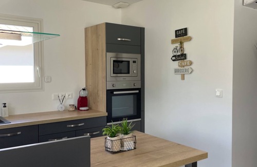 Ayguemorte-les-Graves Villa | Modern villa with spacious jacuzzi, heated pool, 10 min from Bordeaux ring road