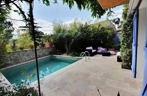 La Bouverie House | Modern Villa with beautiful garden, heated pool, barbeque area, close to beaches