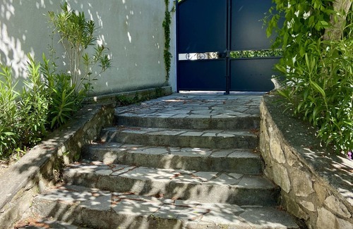 Est Villa | Modern villa close to town center