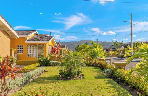 Mammee Bay Villa | Modern Villa/Fully AC/Gated 24/7 Security, 5-10 mins to Attractions/Ocho Rios
