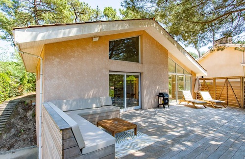 Le Canon Villa | Modern villa with large terrace under the pines