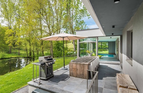 Noiseux House | Modern villa with indoor swimming pool