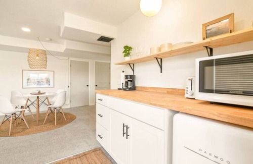 Northeast Colorado Springs Apartment | Modern walk-out apartment centrally located in COS!