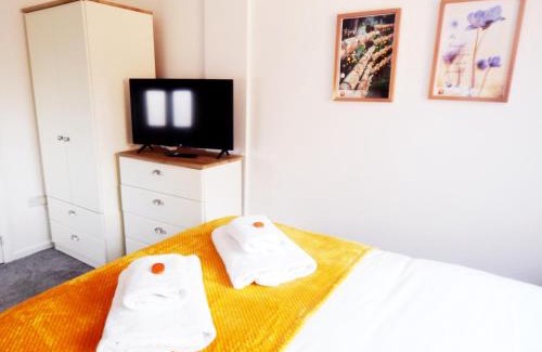Cambridge House | Modern, well located en-suite rooms with parking - Orbitat Accommodations