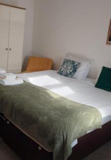 Cambridge House | Modern, well located en-suite rooms with parking - Orbitat Accommodations