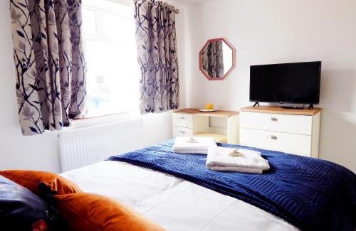 Cambridge House | Modern, well located en-suite rooms with parking - Orbitat Accommodations