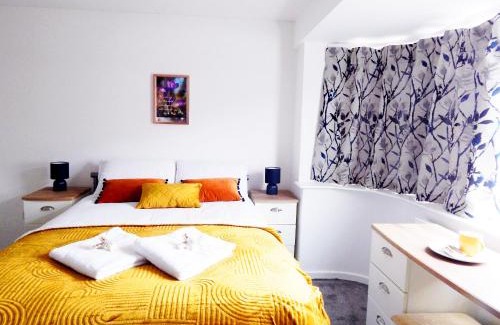 Cambridge House | Modern, well located en-suite rooms with parking - Orbitat Accommodations