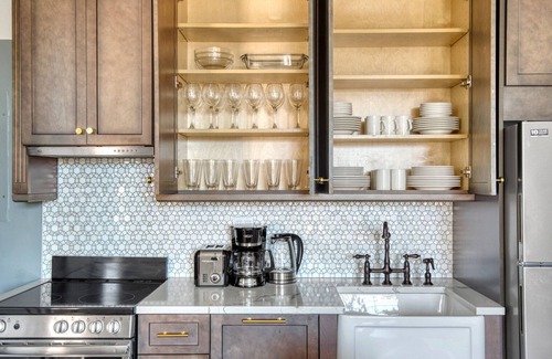 Williamsburg Apartment | Modern Williamsburg 2BR w/W/D & Gym, nr Domino Park, by Blueground
