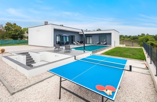 Muzini Villa | Moderna Villa sa Infinity Bazenom u Mirnoj Istri za 7 Osoba, Kućni Ljubimci DA