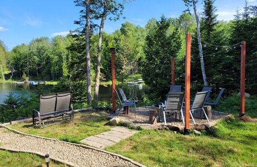 Chertsey Ski Chalet | Moderne Chalet, bord de lac, 4 chambres , avec SPA