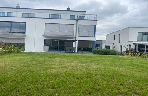 Singen Apartment | Moderne Ferienwohnung, Platz für 6 Gäste - 2 Schlaf-/Wohn-/badezimmer, Terrasse