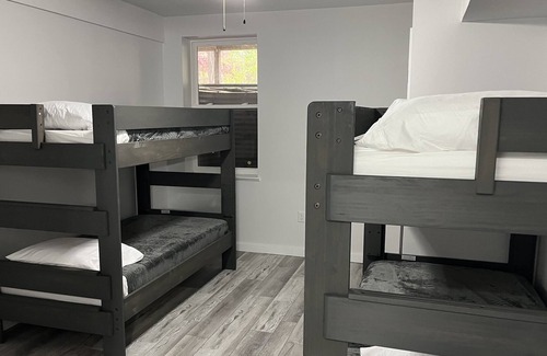 Nineveh House | Modernly Appointed Lakehouse, Backs Up to the Woods, Sleeps 10, Full Kitchen
