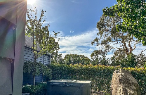 Cooma House | Montague Cottage - Your Cosy Snowy Mountains Family Retreat. Dog Friendly!