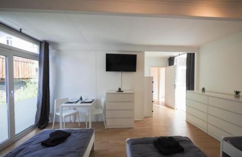 Ahrensburg Apartment | Monteurwohnung-mit-Terrasse-fuer-7-Personen-WLAN-TV-Kueche-Ahrensburg-Naehe-Hamburg-OD06c