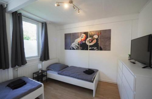 Ahrensburg Apartment | Monteurwohnung-mit-Terrasse-fuer-7-Personen-WLAN-TV-Kueche-Ahrensburg-Naehe-Hamburg-OD06c