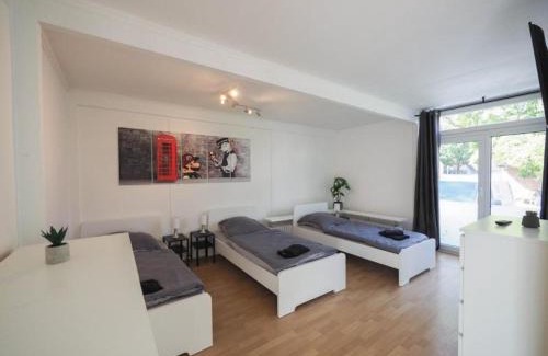 Ahrensburg Apartment | Monteurwohnung-mit-Terrasse-fuer-7-Personen-WLAN-TV-Kueche-Ahrensburg-Naehe-Hamburg-OD06c