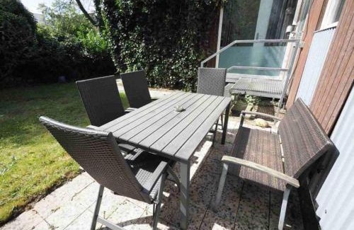 Ahrensburg Apartment | Monteurwohnung-mit-Terrasse-fuer-7-Personen-WLAN-TV-Kueche-Ahrensburg-Naehe-Hamburg-OD06c