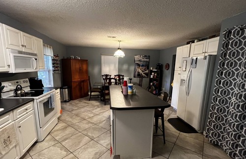 Gulf Breeze Bed & Breakfast | Moonlit Midnight Room - READ DESCRIPTION, FREE coffee, pets welcome!