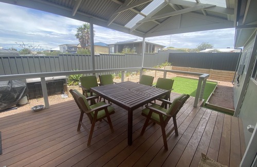 Moonta Bay House | Moonta Bay Holiday Home - Modern holiday home, Free WiFi! Off peak special!