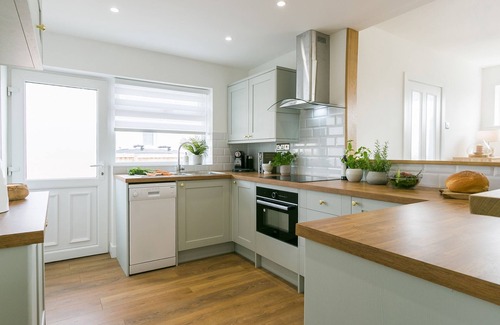 Rhoscolyn Cottage | Mor Annedd Cymyran - sleeps 4 guests in 2 bedrooms