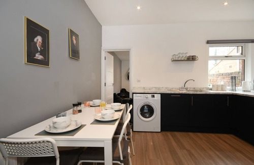 Chesterfield House | Morden house close to City centre & The Peaks