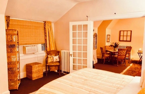 Old Town Winchester Apartment | Morocco Loft 2BR overlooking city walking mall