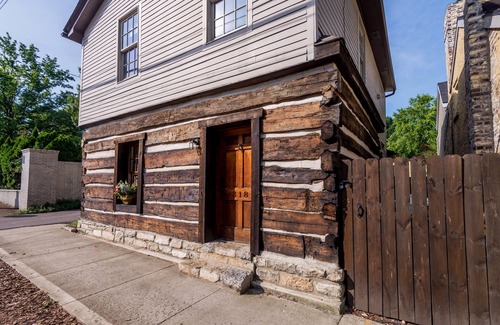 Northside District House | Morrison Cabin Offers The Finest Interiors, Unique History & Very Best Location