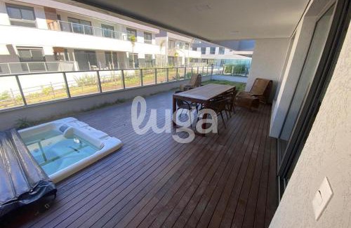 Morro das Pedras Apartment | Morro Pedras: Private Jacuzzi and Resort Pool.