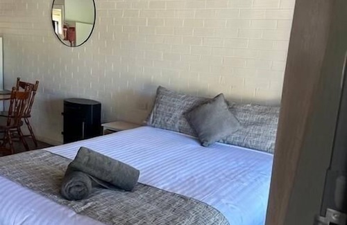 Thornton Apartment | MOTEL 4 - Sleeps 4 - Queen bed, bunk set