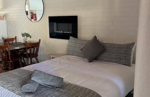 Thornton Apartment | MOTEL 5 - Sleeps up to 5 - Queen bed, single bunk set, trundle bed