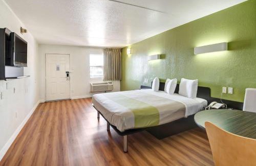 Northwest Dallas Hotel | Motel 6-Dallas, TX - Forest Lane