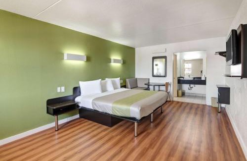 Northwest Dallas Hotel | Motel 6-Dallas, TX - Forest Lane