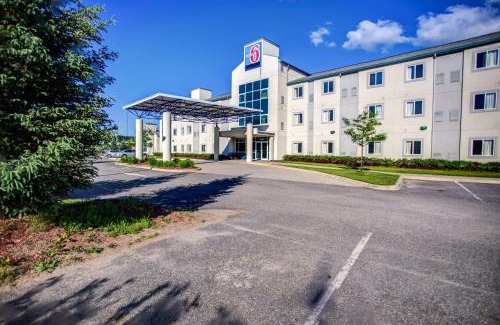 Huntsville Hotel | Motel 6-Huntsville, ON
