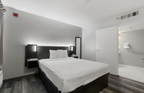 Lake Hotel | Motel 6-Oceanside, CA