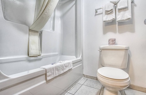 Windsor Hotel | Motel 6 Windsor, ON