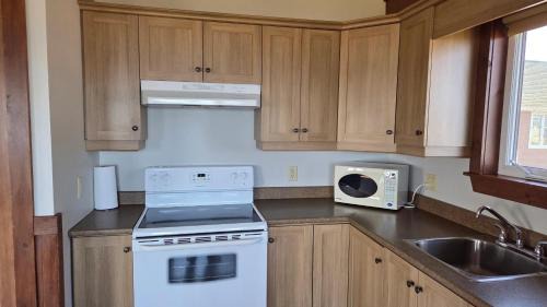 Petit-Rocher Hotel | Motel et Chalets l'Acadien sur mer