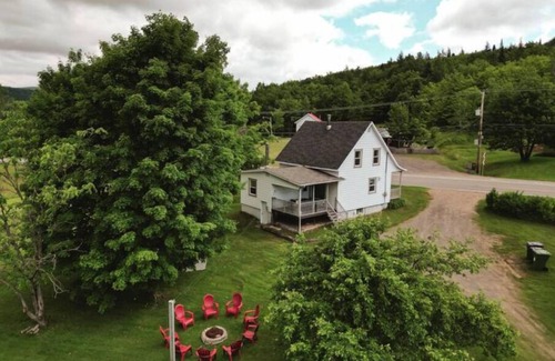 Saint-Leonard-de-Portneuf House | Mountain View, Hot Tub, Trail Access, Spa
