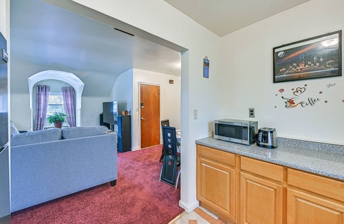 South Side Apartment | Mount Vernon Getaway - 4 Mi to the Bronx Zoo!