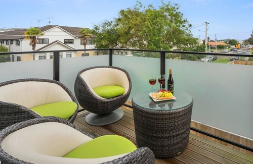 Mount Maunganui Cottage | MOUNT VIEWS ON MIRO - MT. MAUNGANUI HOLIDAY HOME in Papamoa Beach