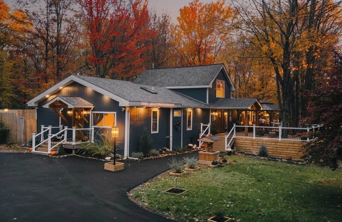 Newfoundland Cabin | Mount Zurich/Poconos/14 PPL/XL Hot Tub/Pool Table/Playground/Fire-pit/Games