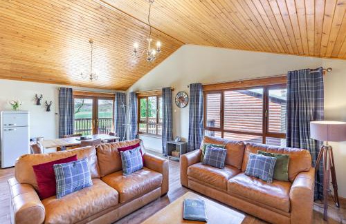 Cupar Apartment | Mountain Ash Lodge with Hot Tub