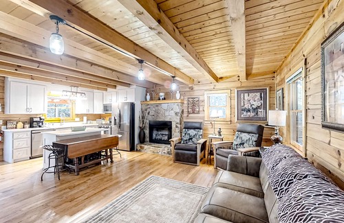 Murphy Cabin | Mountain cabin with private hot tub, on-site creek, firepit & wildlife sightings