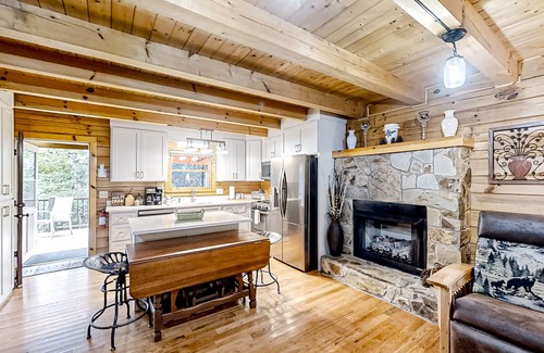 Murphy Cabin | Mountain cabin with private hot tub, on-site creek, firepit & wildlife sightings