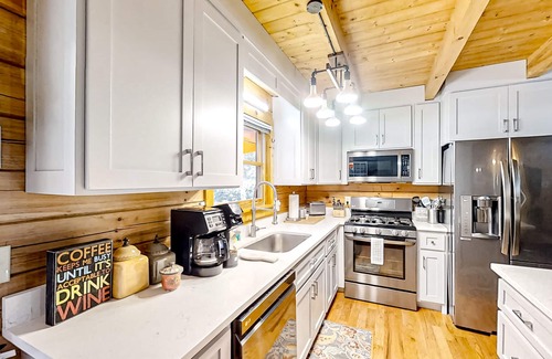 Murphy Cabin | Mountain cabin with private hot tub, on-site creek, firepit & wildlife sightings